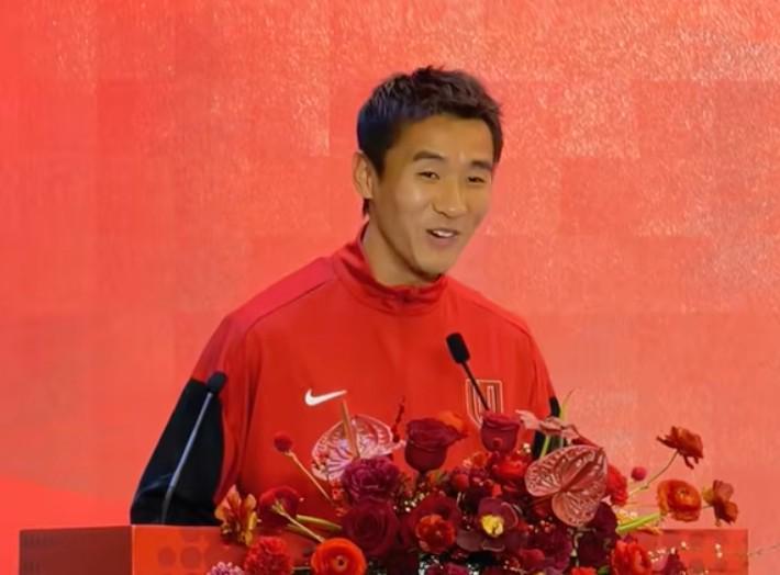 足球直播-当队长有点紧张,韦世豪致辞口误羞涩一笑:输了一起狂